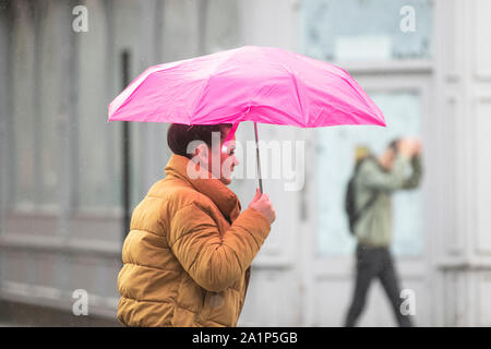 Preston, UK Wetter. 28. September, 2019. Blustry Start in den Tag mit schweren Duschen im Zentrum der Stadt, wie Käufer und Pendler für den Einzelhandel der Lancashire Stadt Kopf. Kredit; MediaWorldImages/Alamy leben Nachrichten Stockfoto