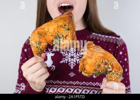 Ungesunde Frühstück Abendessen Abendessen Mittagessen Konzept. 7/8 Nahaufnahme Foto von Happy positive fröhliches Mädchen liebt, mag Geniesse frittierte Lebensmittel isol Stockfoto