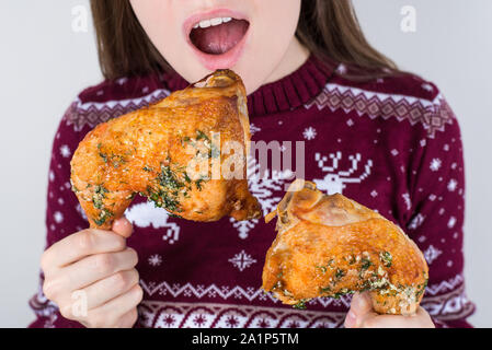 Schädliche widerlich schlechte Ernährung Konzept. 7/8-closeup Foto von glücklich hungrig kid Kind jugendlich Holding Papierkorb öl Abendessen in Händen isoliert Grau backgr Stockfoto