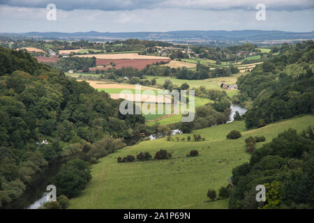 Schönen Sommer Landschaft der Blick von Symonds Yat über Fluss Wye in englische und walisische Landschaft Stockfoto