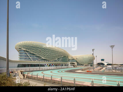 Der Yas Marina Circuit, Schauplatz für die Abu Dhabi Grand Prix, und das Yas Hotel. Vereinigte Arabische Emirate. Stockfoto