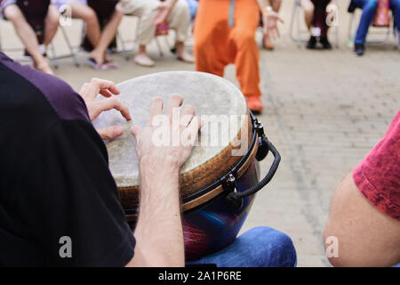 Sind eine Gruppe von Menschen spielen auf dem afrikanischen Trommeln Stockfoto