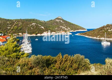 Bucht Zaklopatica auf der kroatischen Insel Lastovo. Segelboot in der Bucht. Urlaub in Kroatien. Alten Hafen. Stockfoto