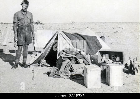 Fotos, die während des 2. Weltkrieges von britischen Soldaten des Royal Tank Regiment während der Nordafrika-Kampagne aufgenommen wurden. Britischer Soldat und Biwakenzelt bei Mersa Matruh. Trooper C M Shoults Stockfoto