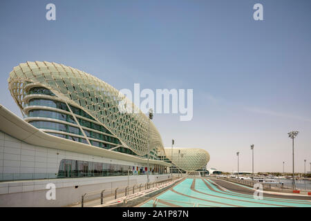 Der Yas Marina Circuit, Schauplatz für die Abu Dhabi Grand Prix, und das Yas Hotel. Vereinigte Arabische Emirate. Stockfoto