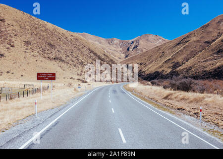 Lindis Pass an einem sonnigen Tag in Neuseeland Stockfoto