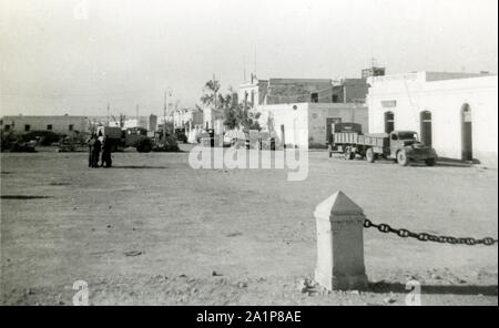 Fotos, die während des 2. Weltkrieges von britischen Soldaten des Royal Tank Regiment während der Nordafrika-Kampagne aufgenommen wurden. Plaza Benito Mussolini , Tobruk, 1941. Trooper C M Shoults Stockfoto