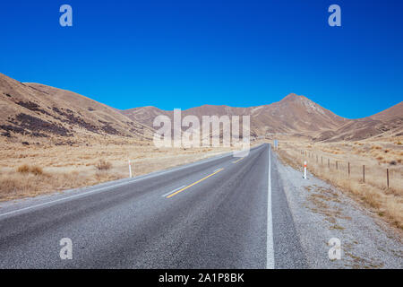 Lindis Pass an einem sonnigen Tag in Neuseeland Stockfoto