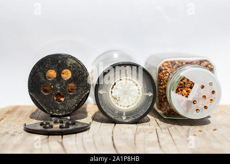 Drei Gläser aus Gewürzen und verschiedene Deckel für die besprengung Essen Stockfoto