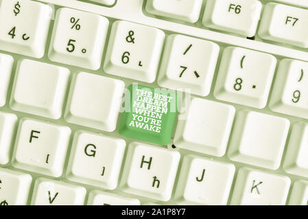 Konzeptionelle Handschrift, die die Besten Geschehen Traum Wenn Sie wieder wach. Begriff Sinne Träume wahr haben weiße pc Tastatur mit Hinweis zu glauben Stockfoto