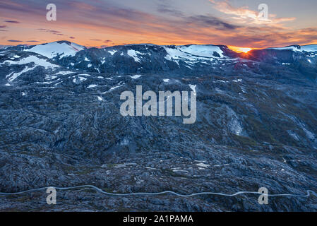 08/09-17, Geiranger, Norwegen. Blick vom Dalsnibba Berg, RV 63 im unteren Teil des Bildes. Stockfoto