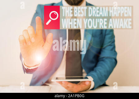 Schreiben Hinweis mit den Besten passieren Traum Wenn Sie wieder wach. Business Konzept für Träume wahr haben Geschäftsmann mit Zeigefinger zu glauben, ich Stockfoto