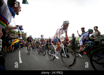 Großbritanniens Lizzie Deignan klettert Norwood Edge während der Frauen Elite Road Race von Bradford nach Harrogate. Stockfoto