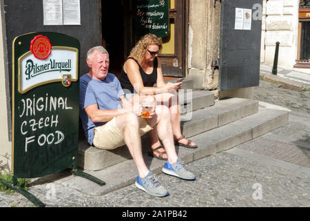 Prager Touristen trinken Bier vor der Bar U Kocoura im heißen Sommer, Prag Mala Strana Prag Tourismus Tschechische Republik Stockfoto