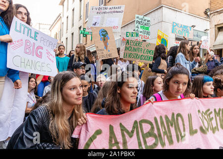 Mantova, Italien, 27. September 2019: Junge Menschen atteding das globale Klima Streik mit Banner Stockfoto