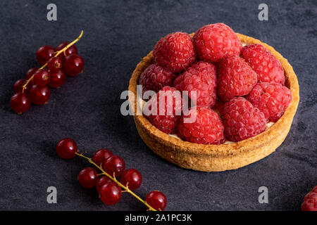 Himbeer pie auf schwarzen Stein Hintergrund Stockfoto