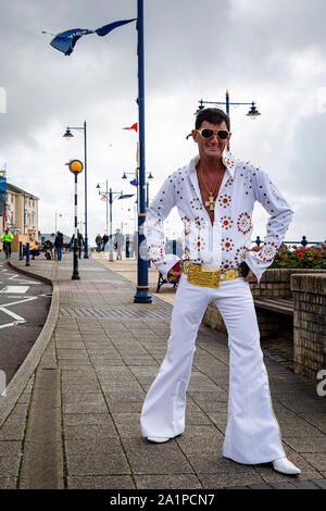 PORTHCAWL, Großbritannien. September 2019. Peter aus Newcastle kleidete sich als Elvis Presley beim Elvis-Festival 2019 in Porthcawl, Südwales. © Credit: Matthew Lofthouse/Alamy Live News Stockfoto