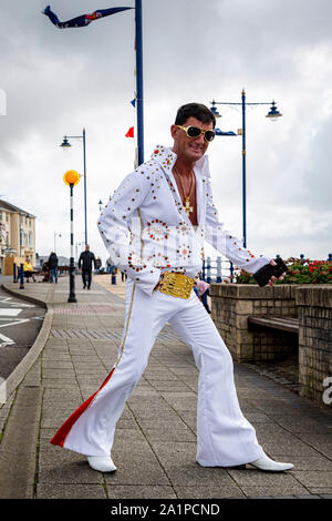 PORTHCAWL, Vereinigtes Königreich. 28 Sep, 2019. Peter aus Newcastle gekleidet wie Elvis Presley am2019 Elvis Festival in Porthcawl, South Wales. © Bild: Matthew Lofthouse/Alamy leben Nachrichten Stockfoto
