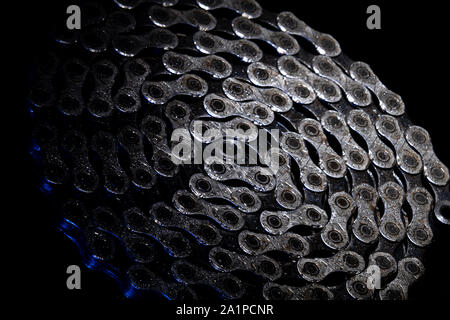 Coruna/Spanien - 26. September 2019: KMC Professionelle mountain bike racing Kette aufgewickelt mit Wassertropfen Stockfoto