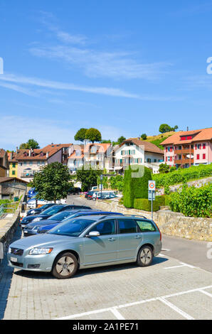 Rivaz, Schweiz - 26. Juli 2019: malerischen Weinbauort Rivaz im Lavaux Wein Region, Schweiz. Parkplatz mit einem grünen Weinberg am Hang umgeben. Schweizer Sommer. Stockfoto