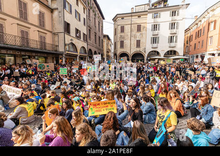 Mantova, Italien, 27. September 2019: Junge Menschen atteding das globale Klima Streik mit Banner Stockfoto