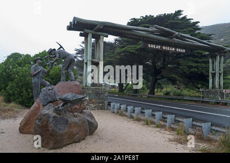 Das Memorial Arch ÔEastern ViewÕ am Start der 243 km langen Küstenstraße, RoadÕ ÔGreat Ozean in der Nähe von Lorne in Victoria, Australien. Die Mon Stockfoto