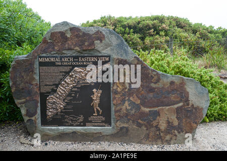 Die Gedenkstätte Rock in der Nähe des Memorial Arch ÔEastern ViewÕ am Start der 243 km langen Küstenstraße, RoadÕ ÔGreat Ozean in der Nähe von Lorne in Vic Stockfoto