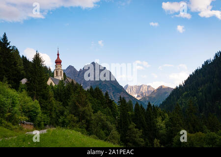 Kaunertal (Kaltenbrunn, Österreich) Landschaft mit der Unserer Lieben Frau Mariä Himmelfahrt Kirche (Unsere Liebe Frau Mariä Himmelfahrt). Wälder und Alpen auf der b Stockfoto