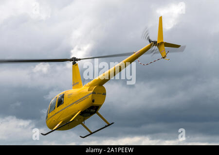 Eine touristische Sehenswürdigkeiten Raven R44 Hubschrauber hebt ab auf die Zwölf Apostel Heliport in Princetown, einem Dorf an der Küste mit Blick auf den Südlichen Ozean auf der Stockfoto