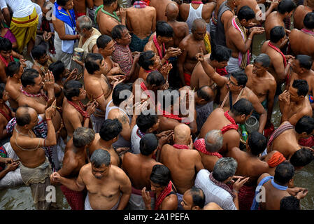 Kolkata, Indien. 28 Sep, 2019. Hindu Priester spricht mit Anhänger während der Feier. mahalaya am Ende der Shradh oder Pitru Paksha, einer 16-tägigen Frist, wenn Hindus Hommage an ihre Vorfahren gefeiert wird. Es wird angenommen, dass die Göttin Durga die Masse, Mahalaya, wird durch die Bengalis auf der ganzen Welt mit viel Elan und Eifer gefeiert. Credit: SOPA Images Limited/Alamy leben Nachrichten Stockfoto