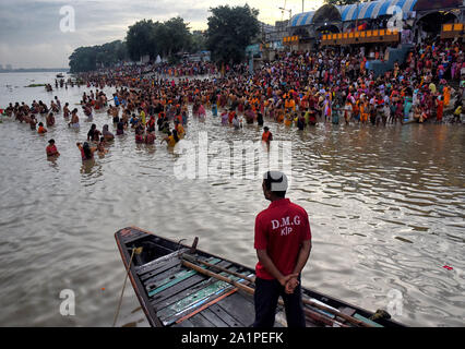 Kolkata, Indien. 28 Sep, 2019. Hinduistischen Gläubigen in Fluss Ganges während der Feier. mahalaya am Ende der Shradh oder Pitru Paksha, einer 16-tägigen Frist, wenn Hindus Hommage an ihre Vorfahren gefeiert wird. Es wird angenommen, dass die Göttin Durga die Masse, Mahalaya, wird durch die Bengalis auf der ganzen Welt mit viel Elan und Eifer gefeiert. Credit: SOPA Images Limited/Alamy leben Nachrichten Stockfoto