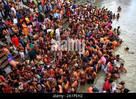 Kolkata, Indien. 28 Sep, 2019. Hinduistischen Gläubigen in Fluss Ganges während der Feier. mahalaya am Ende der Shradh oder Pitru Paksha, einer 16-tägigen Frist, wenn Hindus Hommage an ihre Vorfahren gefeiert wird. Es wird angenommen, dass die Göttin Durga die Masse, Mahalaya, wird durch die Bengalis auf der ganzen Welt mit viel Elan und Eifer gefeiert. Credit: SOPA Images Limited/Alamy leben Nachrichten Stockfoto