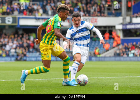 London, Großbritannien. 28 Sep, 2019. West Bromwich Albion Grady Diangana Herausforderungen Queens Park Rangers Ilias Stuhl in der ersten Hälfte des Himmels Wette Championship Match zwischen den Queens Park Rangers, West Bromwich Albion an Kiyan Prinz Stiftung Stadion, London am Samstag, den 28. September 2019. (Credit: John cripps | MI Nachrichten) nur die redaktionelle Nutzung, eine Lizenz für die gewerbliche Nutzung erforderlich. Credit: MI Nachrichten & Sport/Alamy leben Nachrichten Stockfoto