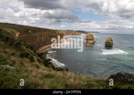 Zum Cape Otway entlang Shipwreck Küste mit Blick auf den südlichen Ozean, sind die Kalkfelsen der Schritte Gibson's über Gibson Beach in der Nähe der Zwölf Apostel Stockfoto