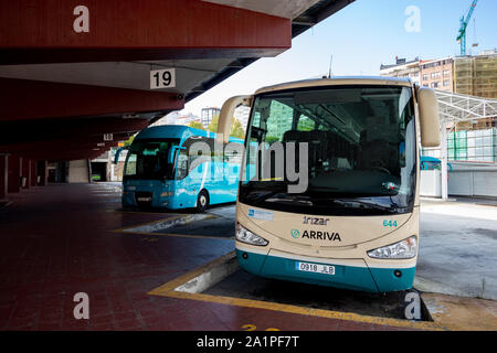 Coruna/Spanien - 24. September 2019: Arriva Bus Busse in Coruna Central Bus Terminal warten Spanien Stockfoto