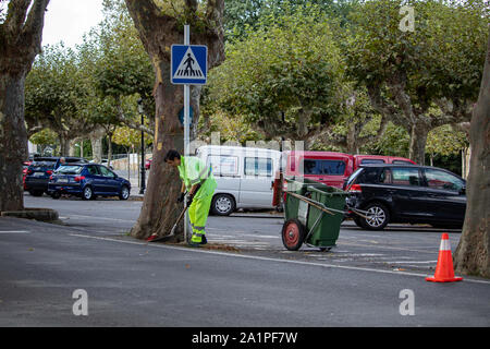 Cambre/Spanien - 24. September 2019: Street Sweeper clearing fährt auf der Straße in Cambre Spanien Stockfoto