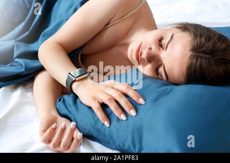 Junge Frau liegend auf Bett schlafen schlafen Lächeln friedlich close-up Stockfoto
