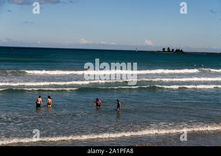 Schwimmer auf einem Strand an der Küste Schiffbruch, mit Blick auf den Südlichen Ozean und Port Fairy Leuchtturm auf Griffiths Island Port Fairy in Victoria, Austral Stockfoto