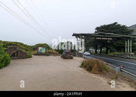 Das Memorial Arch' Östliche Ansicht' am Start der 243 km langen Küstenstraße, 'Great Ocean Road' in der Nähe von Lorne in Victoria, Australien. Die Mon Stockfoto