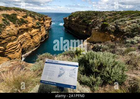 Die Kalkfelsen des Donners Höhle an der Loch Ard Gorge entlang der Küste Schiffbruch, und in der Nähe der Great Ocean Road in den Campbell Nationalpark. Stockfoto