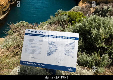 Die Kalkfelsen des Donners Höhle an der Loch Ard Gorge entlang der Küste Schiffbruch, und in der Nähe der Great Ocean Road in den Campbell Nationalpark. Stockfoto