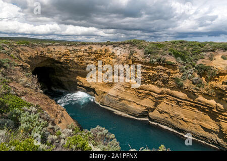 Die Kalkfelsen des Donners Höhle an der Loch Ard Gorge entlang der Küste Schiffbruch, und in der Nähe der Great Ocean Road in den Campbell Nationalpark. Stockfoto