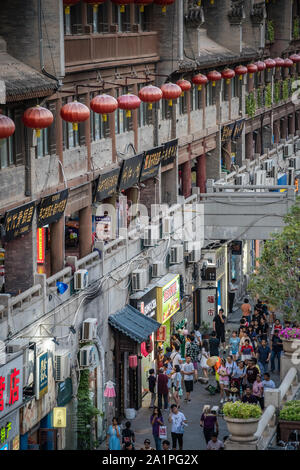 Xian, China - Juli 2019: Menschenmassen zu Fuß auf Einkaufsstraße in Xian City, Provinz Shaaxi Stockfoto