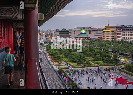 Xian, China - Juli 2019: Blick auf den Marktplatz mit Xian Sehenswürdigkeiten Glockenturm, die im Hintergrund aus dem Besuch Terrasse in der Drum Tower gesehen Stockfoto