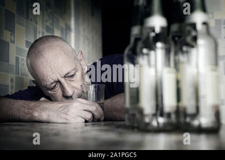 Ein verzweifelter Mann fällt in eine Depression und wird Alkoholische und miserabel. Seine Neigung führt ihn in einem Zustand der Einsamkeit und Armut. Er hat keine hop Stockfoto