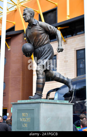 Die Billy Wright Statue außerhalb des Stadions vor der Premier League Spiel im Molineux Stadium, Wolverhampton. Stockfoto