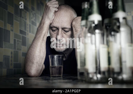 Ein verzweifelter Mann fällt in eine Depression und wird Alkoholische und miserabel. Seine Neigung führt ihn in einem Zustand der Einsamkeit und Armut. Er hat keine hop Stockfoto