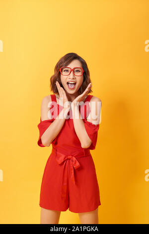 Bild von schreienden neugierige junge cute woman über Gelb Hintergrund posiert. Stockfoto