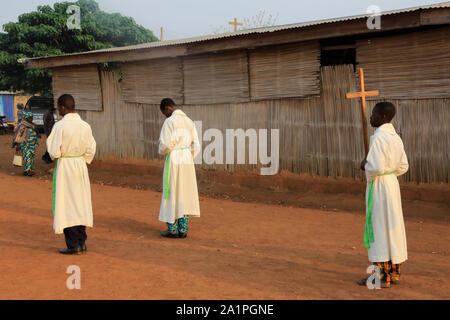 Prozession. Messe du Dimanche matin. Paroisse catholique de Koeroma. Bénin. Stockfoto