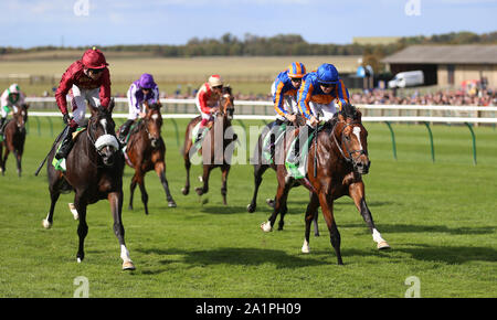 Royal Dornoch (rechts) von W.M. geritten Lordan gewinnt die Juddmonte Royal Lodge Stangen vor Kameko geritten von Oisin Murphy im Zweiten bei Tag drei Der cambridgeshire Treffen in Newmarket Racecourse. Stockfoto